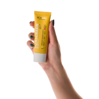 کرم ضد آفتاب بی رنگ با SPF55 مناسب آقایان حجم 50 میلی لیتر سی گل - 05